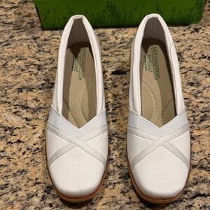 Grasshoppers Women's White Casual Flats